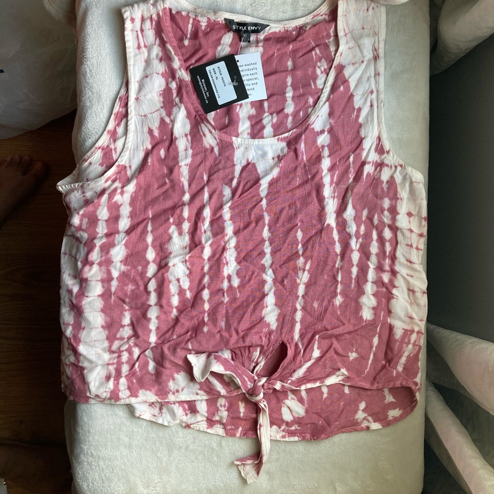NWT Style Envy Tie Dye knotted crop top